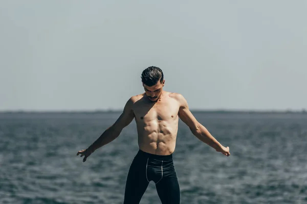 在海景前跳舞的有魅力的裸男男子 — 免费的图库照片