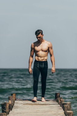 yakışıklı sportif adam ahşap iskele üzerinde ayakta