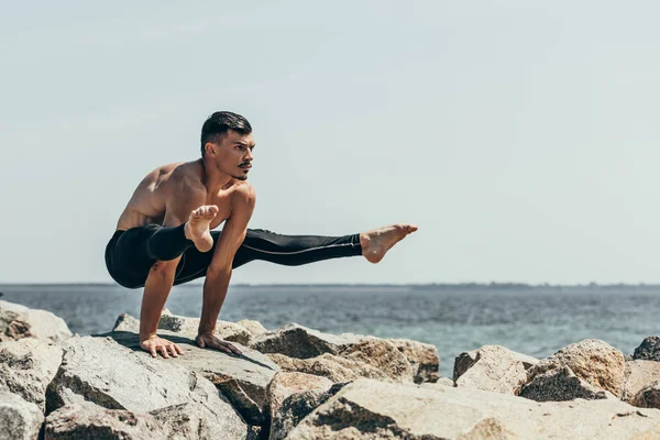 Sporty Shirtless Man Doing Arm Balance Rocky Seashore — Stock Photo, Image