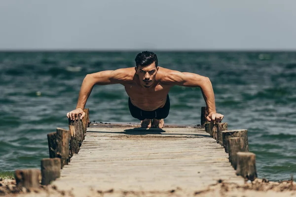 Hombre Atlético Guapo Haciendo Flexiones Muelle Madera — Foto de Stock