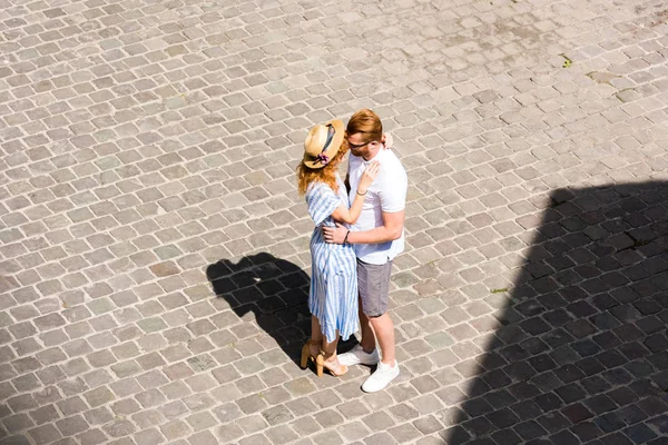 Visão Alto Ângulo Casal Ruivo Cara Cara Rua Urbana — Fotografia de Stock