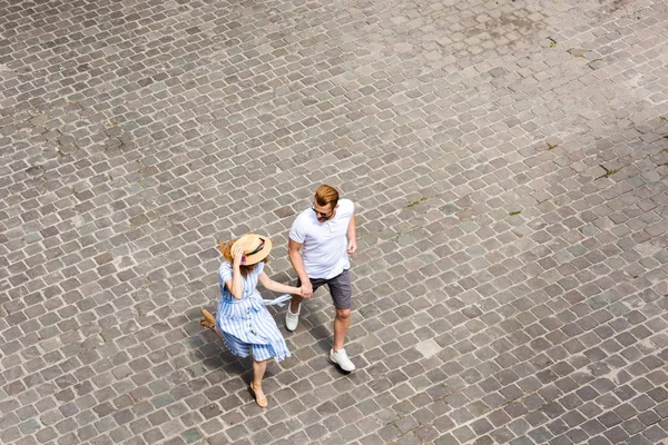 Visão Alto Ângulo Mulher Chapéu Palha Andando Com Namorado Ruivo — Fotografia de Stock