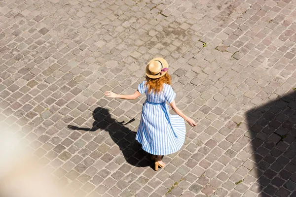 Vista Posteriore Della Donna Rossa Cappello Paglia Che Balla Strada — Foto Stock