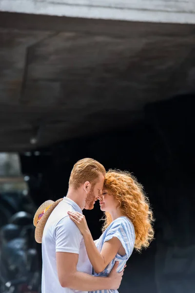 Vista Lateral Casal Ruiva Abraçando Uns Aos Outros Cara Cara — Fotografia de Stock Grátis