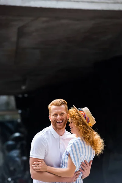 Sorridente Ruiva Homem Abraçando Namorada Chapéu Palha Rua Cidade — Fotografia de Stock