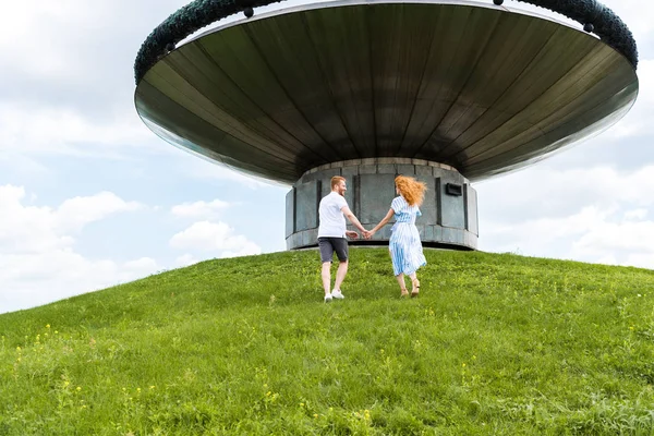 Rear View Redhead Couple Holding Hands Walking Grassy Hill Front — Stock Photo, Image