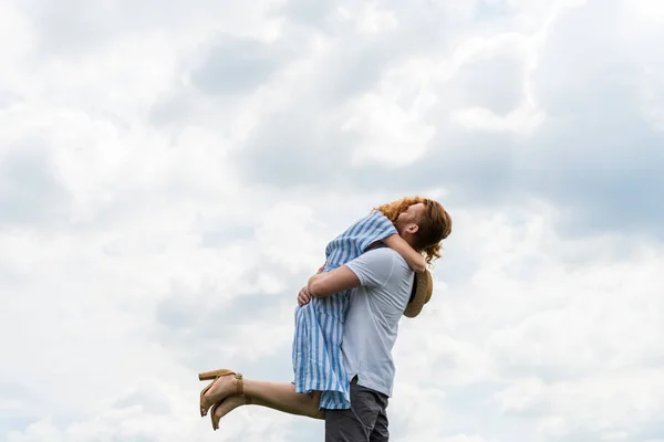 Pelirroja Hombre Abrazando Sosteniendo Novia Contra Cielo Nublado — Foto de Stock