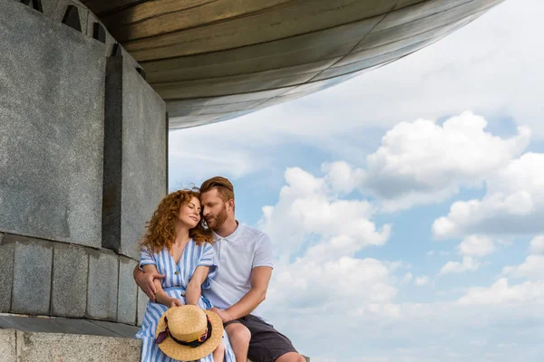 Redhead Couple Sitting Building Blue Cloudy Sky — Free Stock Photo