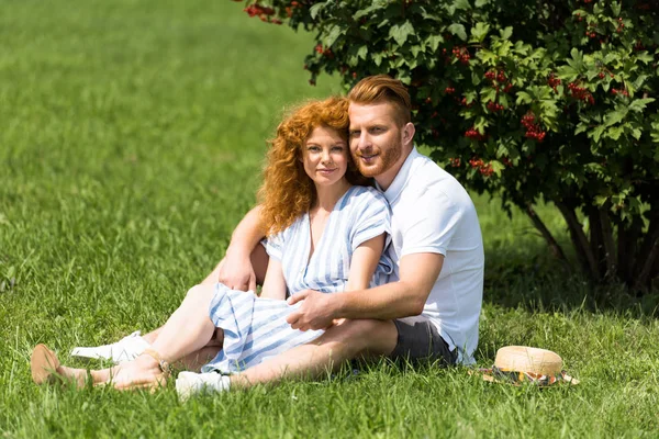 Couple Rousse Regardant Caméra Assis Sur Herbe Dans Parc — Photo