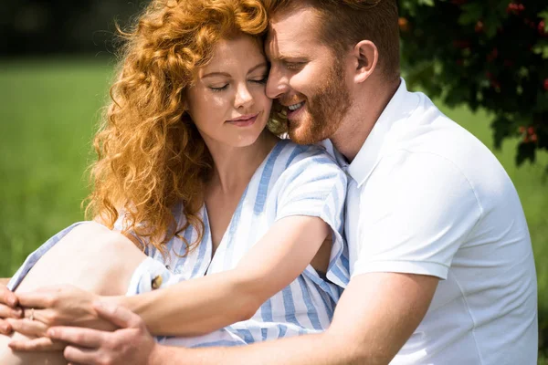 Selective Focus Smiling Redhead Couple Sitting Outdoors — Stock Photo, Image