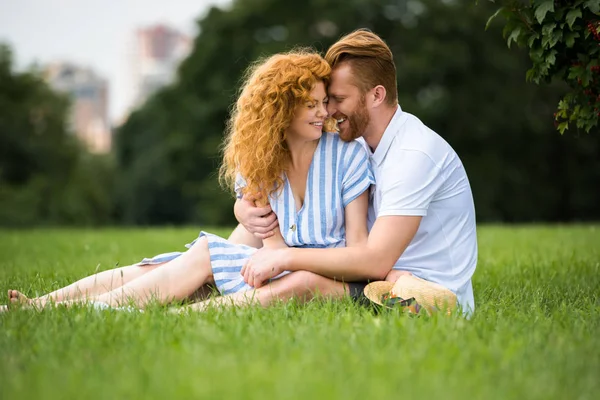 Sorrindo Casal Ruiva Abraçando Sentado Grama Parque — Fotografia de Stock