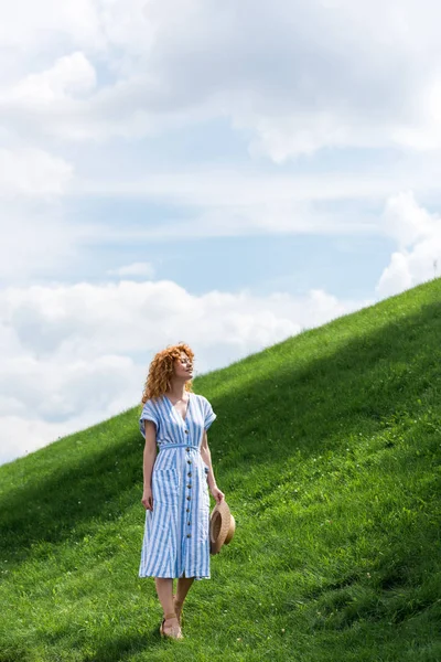 Smiling Beautiful Redhead Woman Straw Hat Grassy Hill — Stock Photo, Image