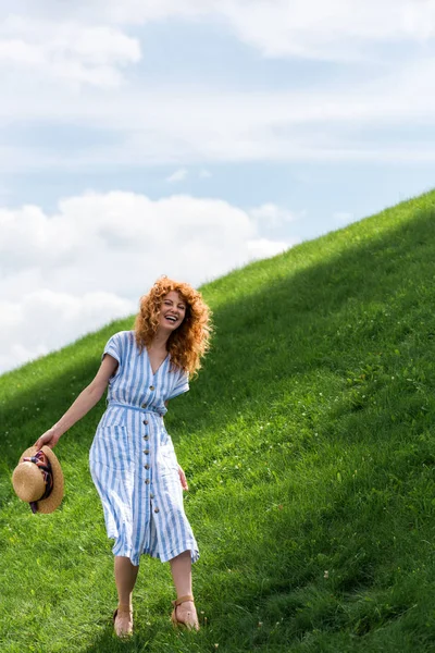Happy Beautiful Redhead Woman Straw Hat Hand Standing Grassy Hill — Stock Photo, Image