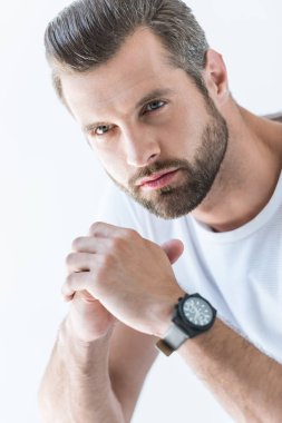 beyaz izole brunet yakışıklı kendine güvenen adam