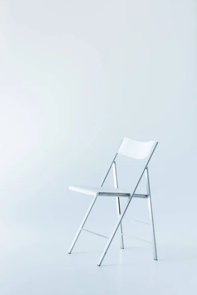 Μία Λευκή Καρέκλα Απομονώνονται Λευκό Αντίγραφο Χώρου — Φωτογραφία Αρχείου
