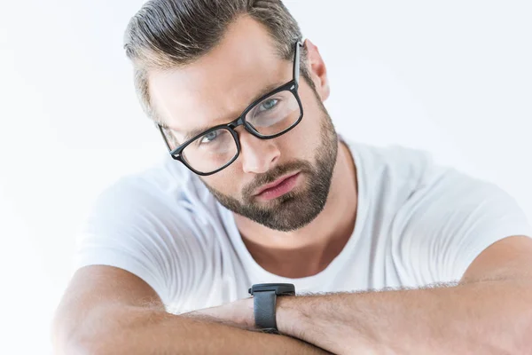Porträt Eines Gutaussehenden Bärtigen Mannes Mit Brille Isoliert Auf Weiß — Stockfoto