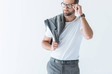 omuz üzerinde beyaz izole, ceket beyaz tişört yakışıklı sakallı adam