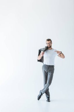 gülümseyen yakışıklı beyaz izole kopya alanı işaret