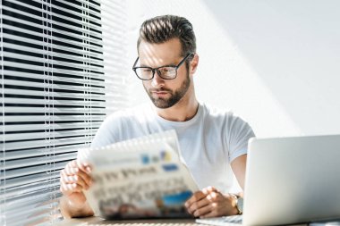 brunet adam işyeri dizüstü bilgisayar ile gazete okuma