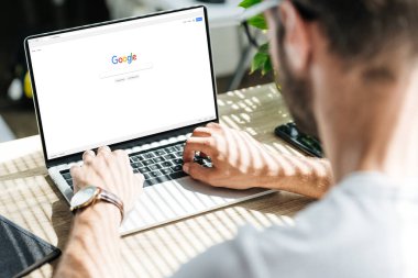 google web sitesi ekran ile dizüstü bilgisayar kullanan adam görünümünü kırpılmış