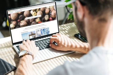 depositphotos Web sitesinde ekran ile dizüstü bilgisayar kullanan adam görünümünü kırpılmış