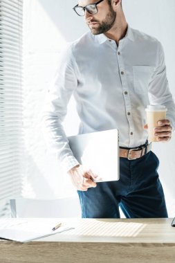 ofiste gitmek yakışıklı işadamı laptop ve kahve holding