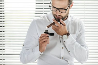 yakışıklı işadamı yasaktır puro çakmak ile