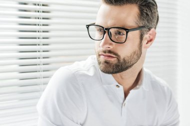 Gözlük yakışıklı sakallı adam portresi
