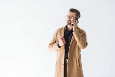 yakışıklı adam sonbahar kıyafeti üzerinde beyaz izole smartphone, konuşurken poz
