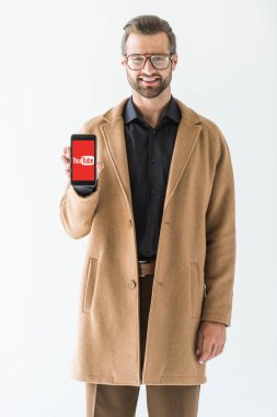 gülümseyen adam beyaz izole youtube cihazı ile Smartphone sunulması sakallı