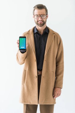 yakışıklı adam sonbahar kıyafeti üzerinde beyaz izole twitter cihazı ile smartphone sunulması