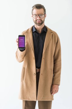 yakışıklı adam beyaz izole instagram cihazı ile Smartphone sunulması