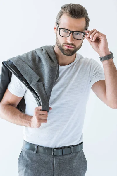 Elegante Homem Elegante Posando Com Jaqueta Ombro Isolado Branco — Fotografia de Stock