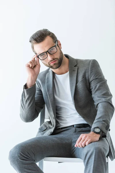 Guapo Empresario Confiado Traje Gris Sentado Silla Aislado Blanco — Foto de Stock