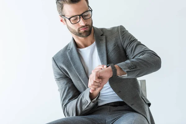 Knappe Bebaarde Zakenman Grijs Pak Kijken Horloge Geïsoleerd Wit — Stockfoto