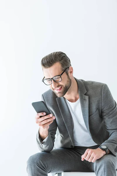 Elegante Hombre Elegante Traje Gris Usando Teléfono Inteligente Aislado Blanco — Foto de Stock