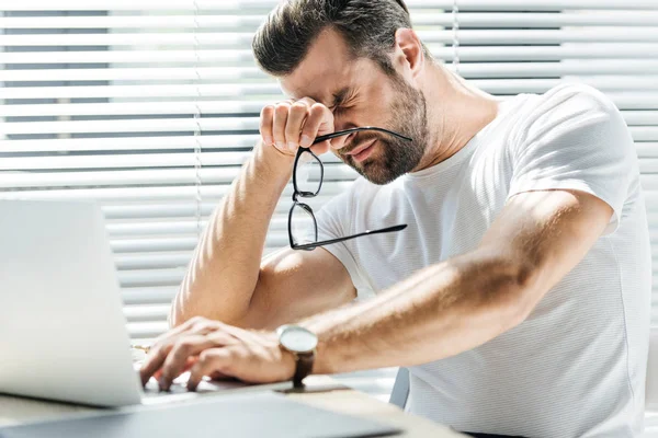 Homem Cansado Segurando Óculos Enquanto Sentado Local Trabalho Com Laptop — Fotografia de Stock