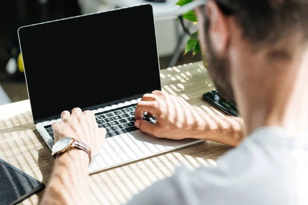 Visão Traseira Homem Usando Laptop Com Tela Branco Local Trabalho — Fotografia de Stock