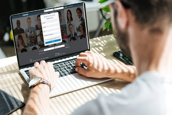 Teilansicht Des Mannes Mit Laptop Und Verlinkter Webseite Auf Dem — Stockfoto