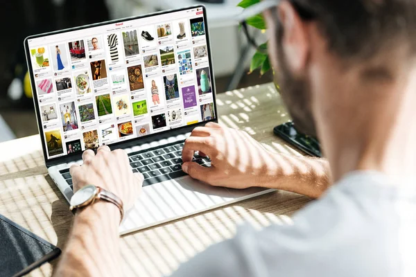 Sebagian Tampilan Manusia Menggunakan Laptop Dengan Situs Web Pinterest Layar — Stok Foto