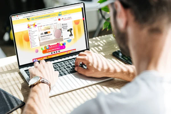 Gedeeltelijke Weergave Van Man Met Laptop Online Winkelen Aliexpress Website — Stockfoto