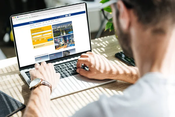 Back View Man Using Laptop Booking Website Screen — Stock Photo, Image