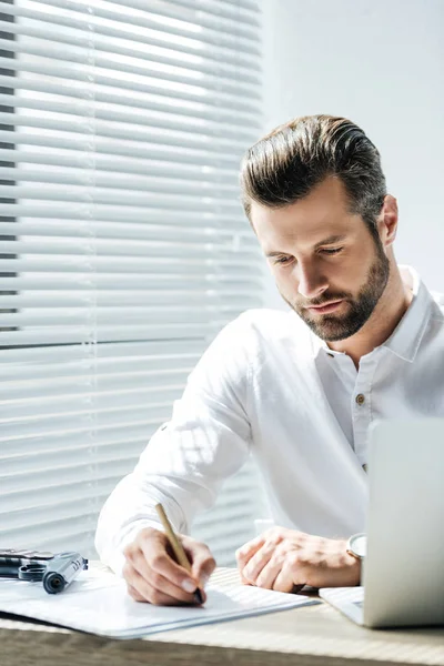 Guapo Centrado Hombre Negocios Haciendo Papeleo Lugar Trabajo Con Ordenador — Foto de Stock