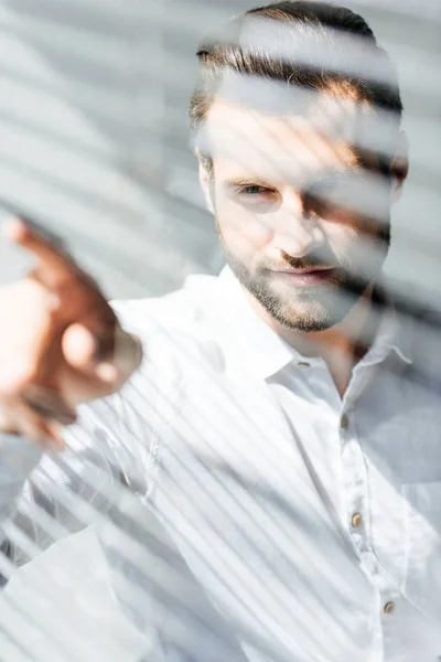 Hombre Guapo Mirando Través Ventana Jalousie Enfoque Selectivo — Foto de Stock