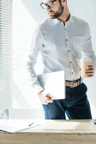 Guapo Hombre Negocios Sosteniendo Portátil Café Para Oficina — Foto de Stock