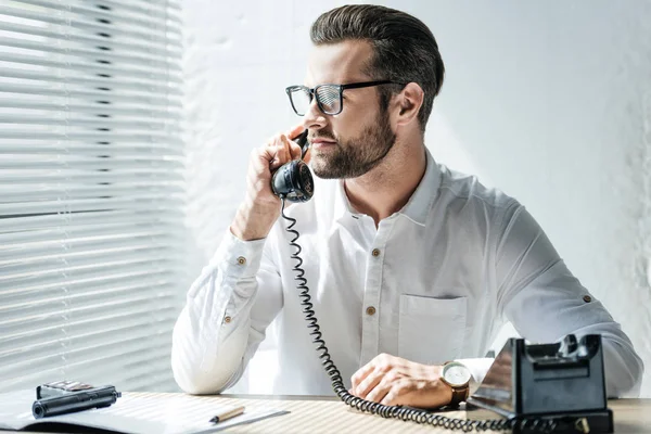 Uomo Affari Barbuto Parlando Telefono Rotante Sul Posto Lavoro Con — Foto Stock