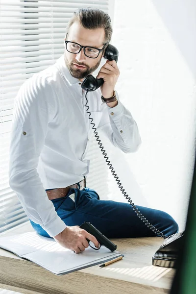 Zakenman Pistool Houden Tijdens Het Gesprek Een Roterende Telefoon Office — Stockfoto