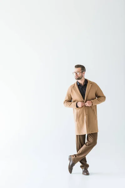 Hombre Guapo Posando Elegante Traje Otoño Aislado Blanco — Foto de Stock