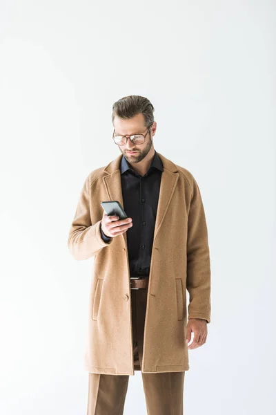 Bel Homme Barbu Tenue Automne Utilisant Smartphone Isolé Sur Blanc — Photo gratuite