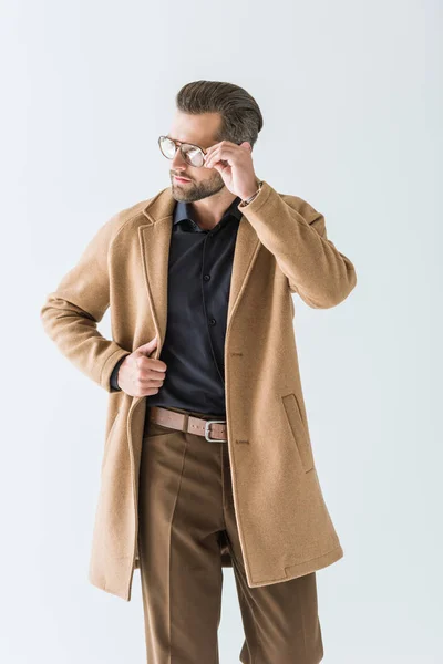 Hombre Elegante Posando Gafas Graduadas Traje Otoño Aislado Blanco — Foto de Stock